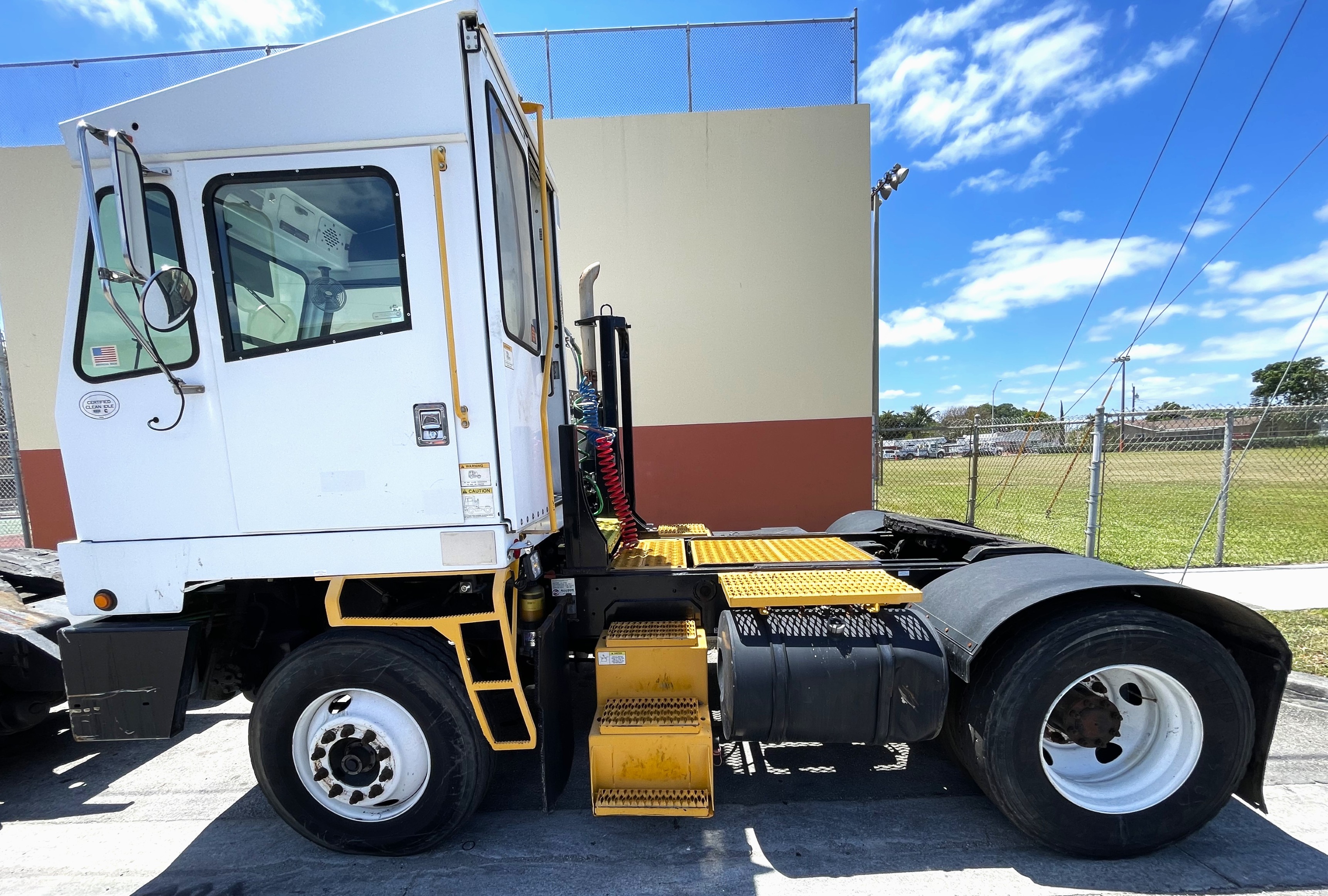 TRUCK TRACTOR CAPACITY CONTAINER MOVER MULE 2012 2X4 40402C2 (image for) TRUCK TRACTOR CAPACITY CONTAINER MOVER MULE 2012 2X4 40402C2