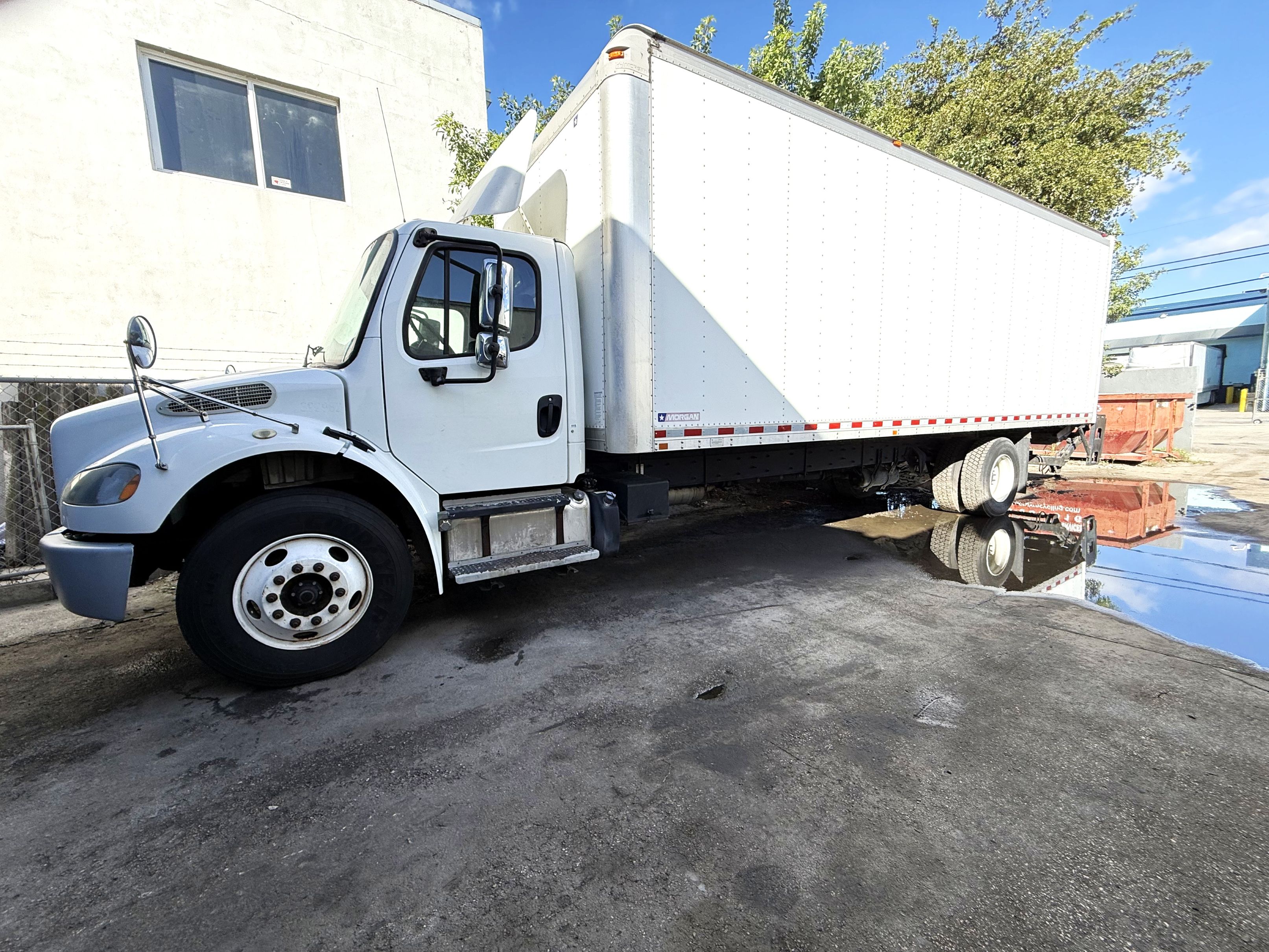 BOX TRUCK 26 FEET FREIGHTLINER 4X2 26’ 2015 WITH GATE LIFT 51200A6 (image for) BOX TRUCK 26 FEET FREIGHTLINER 4X2 26’ 2015 WITH GATE LIFT 51200A6