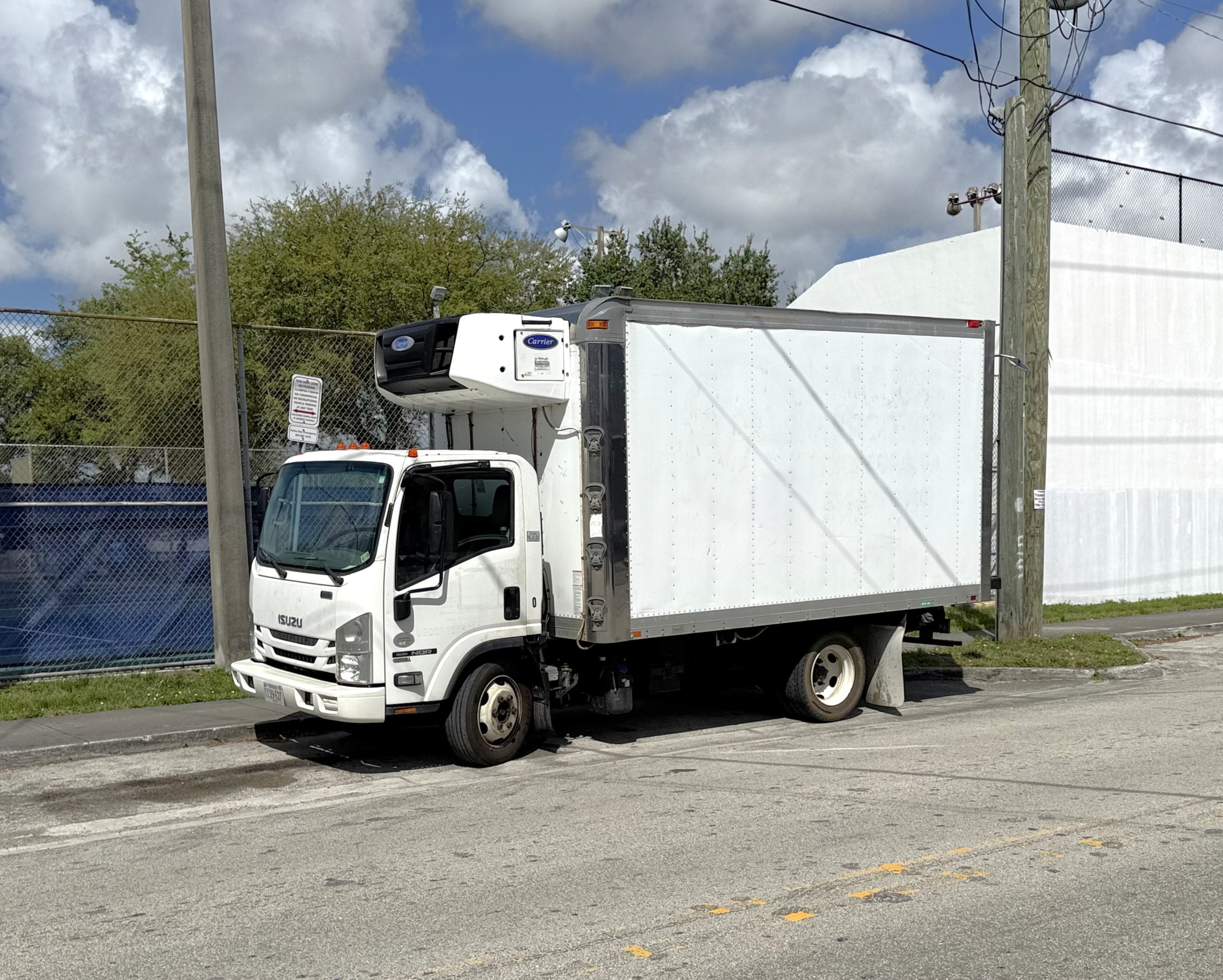 BOX TRUCK COOLING REFERIGERATED 20 FEET NQR ISUZU 4X2 2018 WITH GATE RAMP 60300C2 (image for) BOX TRUCK COOLING REFERIGERATED 20 FEET NQR ISUZU 4X2 2018 WITH GATE RAMP 60300C2