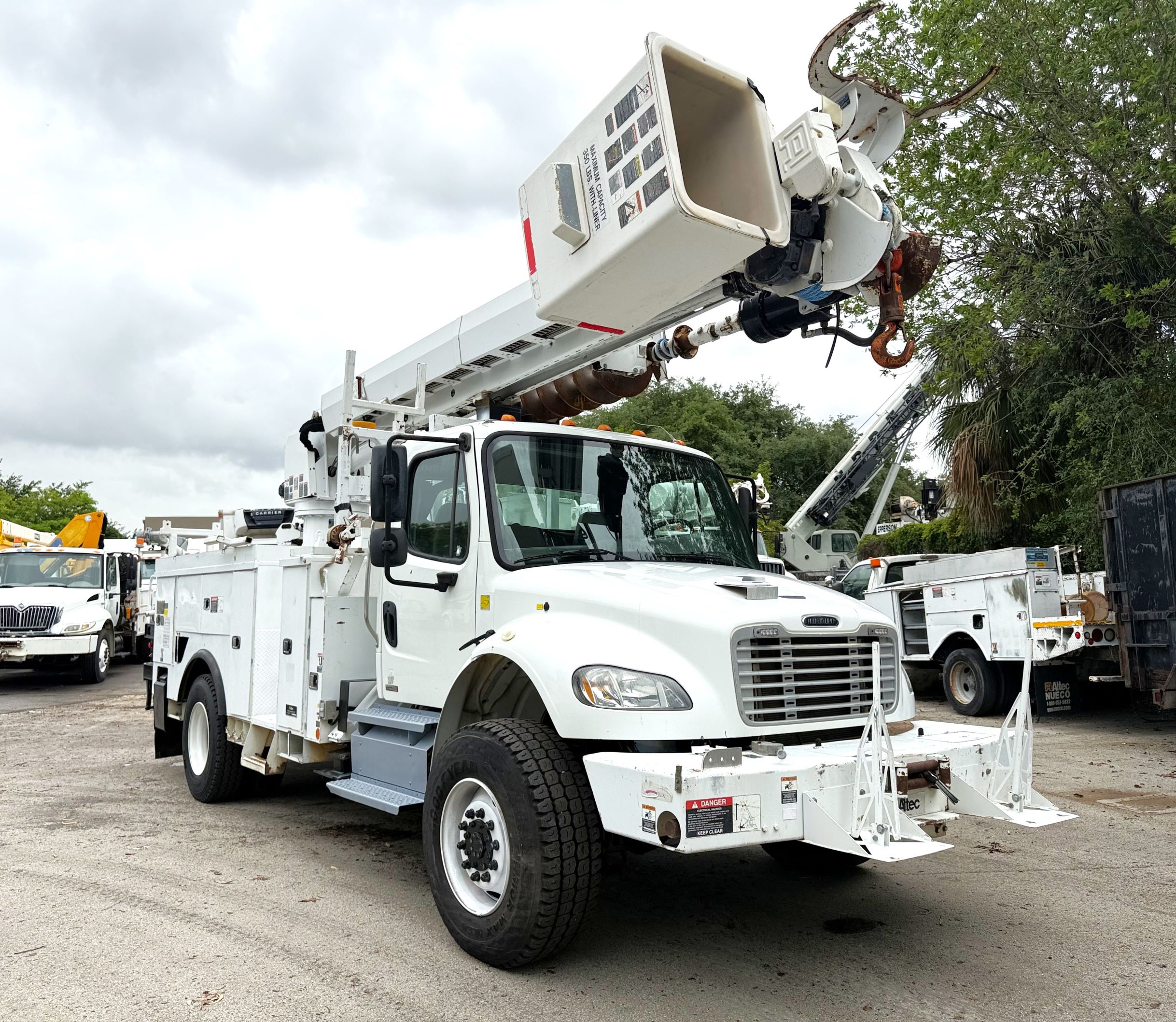 DIGGER WITH BUCKET TRUCK FREIGHTLINER 4X4 2012 AUTOMATIC ALTEC DM47B R.60601A2 (image for) DIGGER WITH BUCKET TRUCK FREIGHTLINER 4X4 2012 AUTOMATIC ALTEC DM47B R.60601A2